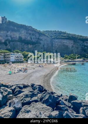 Marina d'Aequa è un'incantevole e pittoresca baia situata a breve distanza dal cuore di Sorrento, Campania, Italia. Foto Stock
