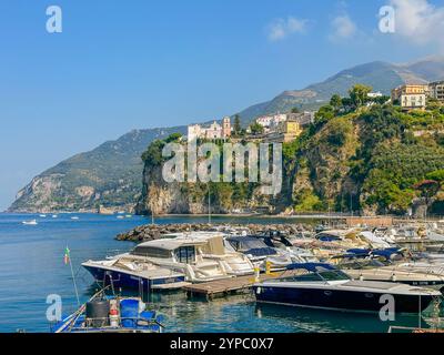 Marina d'Aequa è un'incantevole e pittoresca baia situata a breve distanza dal cuore di Sorrento, Campania, Italia. Foto Stock