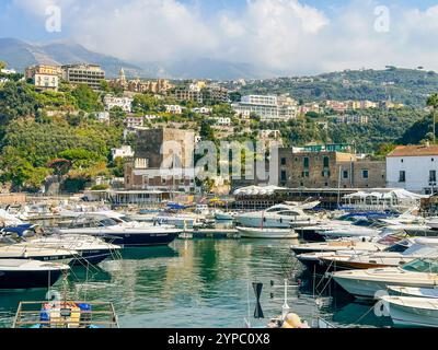 Marina d'Aequa è un'incantevole e pittoresca baia situata a breve distanza dal cuore di Sorrento, Campania, Italia. Foto Stock