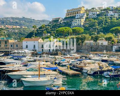Marina d'Aequa è un'incantevole e pittoresca baia situata a breve distanza dal cuore di Sorrento, Campania, Italia. Foto Stock