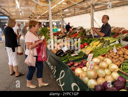Regno Unito, Inghilterra, Rutland, Oakham, Market Place, bancarelle di frutta e verdura ben rifornite Foto Stock