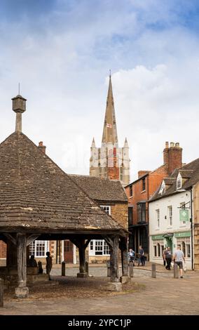 Regno Unito, Inghilterra, Rutland, Oakham, Market Place, Buttercross e All Saints Church guire Foto Stock