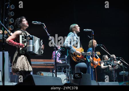 Regine Chassagne (a sinistra) e Win Butler (al centro): Arcade Fire in concerto al NEC Birmingham, 8 dicembre 2010. Foto Stock