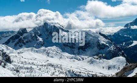 Questa vista panoramica sulle Dolomiti innevate mostra l'inverno nella sua massima tranquillità, una splendida miscela di maestosità e quiete Foto Stock