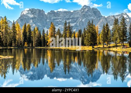 L'arte della natura risplende nei tranquilli riflessi del Lago d'Antorno in autunno. Foto Stock