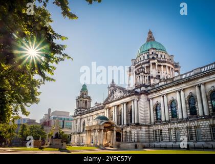 Sole mattutino d'estate al municipio di Belfast Foto Stock