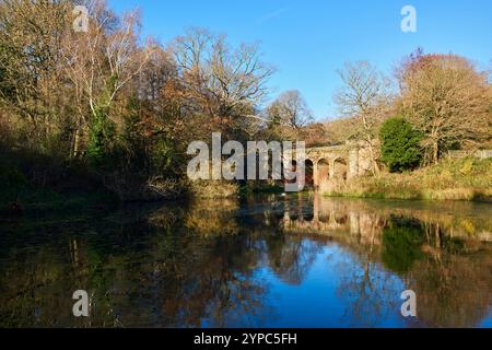 Il Viaduct Bridge e il laghetto di Hampstead Heath, Londra, Regno Unito, alla fine dell'autunno Foto Stock