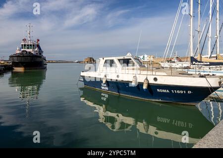 Civitavecchia, Italia - 13 novembre 2024: Barche e barche a vela attraccate al porto Foto Stock