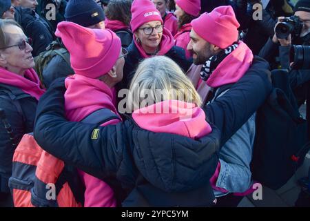 Londra, Inghilterra, Regno Unito. 29 novembre 2024. Londra, Regno Unito. 29 novembre 2024. I sostenitori del Dying Bill assistito celebrano nella piazza del Parlamento dopo aver sentito la notizia. Gli MPS hanno votato a favore della possibilità di morte di malati terminali. Credito: Vuk Valcic/Alamy Live News (immagine di credito: © Vuk Valcic/ZUMA Press Wire) SOLO PER USO EDITORIALE! Non per USO commerciale! Foto Stock