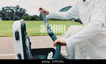 Borsa, persona o mani di archer con arco per l'allenamento, il campo o la preparazione per la competizione, l'attrezzatura o il gioco. Achery, atleta e pratica Foto Stock
