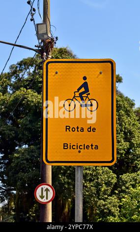 Cartello indicante la pista ciclabile (rota de DTCa) su Quinta da Boa Vista, Rio de Janeiro, Brasile Foto Stock