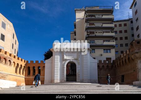 Civitavecchia, Italia - 13 novembre 2024: Porta Livorno, storica porta di accesso che collega il porto alla città vecchia Foto Stock