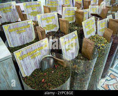 Vendita di vari tipi di tè al mercato di Sochi Foto Stock