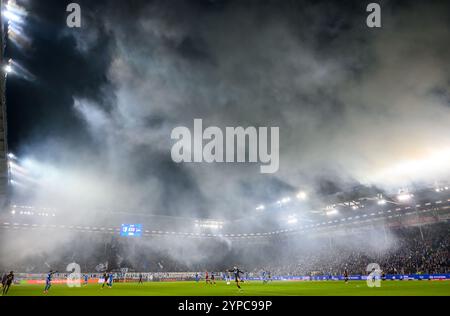 Magdeburgo, Germania. 29 novembre 2024. Calcio: Bundesliga 2, 1. FC Magdeburg - Hertha BSC, Matchday 14, Avnet Arena. Il fumo scorre attraverso lo stadio dopo l'incendio dei fuochi d'artificio. Credito: Hendrik Schmidt/dpa - NOTA IMPORTANTE: In conformità con le normative della DFL German Football League e della DFB German Football Association, è vietato utilizzare o far utilizzare fotografie scattate nello stadio e/o della partita sotto forma di immagini sequenziali e/o serie di foto video./dpa/Alamy Live News Foto Stock