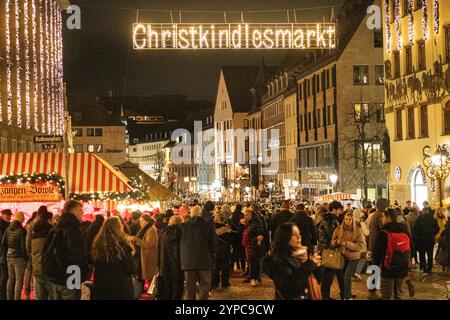 29.11.2024, Eröffnung Christkindlesmarkt 2024, Nürnberg: Am Freitagabend wurde der weltbekannte Nürnberger Christkindlesmarkt eröffnet. Der Weihnachtsmarkt dessen Historie bis ins 17. Jahrhundert zurückreicht zählt zu den ältesten weltweit. Hauptmarkt Bayern Deutschland Christkindlesmarkt Nürnberg 2024 Eröffnung-07 *** 29 11 2024, inaugurazione Christkindlesmarkt 2024, Norimberga venerdì sera, il famoso Norimberga Christkindlesmarkt è stato aperto il mercato di Natale, la cui storia risale al XVII secolo, è uno dei più antichi del mondo mercato principale Baviera Germania Christkindlesmarkt Foto Stock