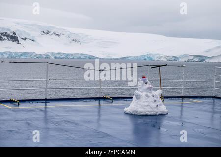 Cierva Cove, Penisola Antartica - 2 febbraio 2024. Dettaglio del pupazzo di neve di fronte al ponte della nave esplorativa antartica Ocean Adventurer. Foto Stock