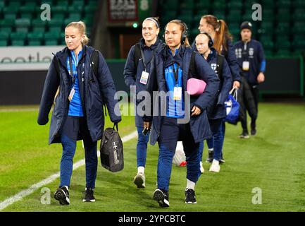 Le giocatrici finlandesi arrivano prima della partita di andata delle qualificazioni UEFA Euro 2025 femminili, partita del secondo turno allo stadio Easter Road di Edimburgo. Data foto: Venerdì 29 novembre 2024. Foto Stock