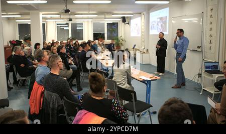 Praga, Repubblica Ceca. 28 novembre 2024. La gente partecipa a un evento sulla medicina tradizionale cinese (TCM) a Praga, Repubblica Ceca, il 28 novembre 2024. L'evento sulla medicina tradizionale cinese (TCM) si è tenuto qui giovedì per promuovere il benessere e lo scambio culturale, mentre celebrava il 75° anniversario dell'instaurazione di relazioni diplomatiche tra Cina e Repubblica Ceca. Crediti: Dana Kesnerova/Xinhua/Alamy Live News Foto Stock