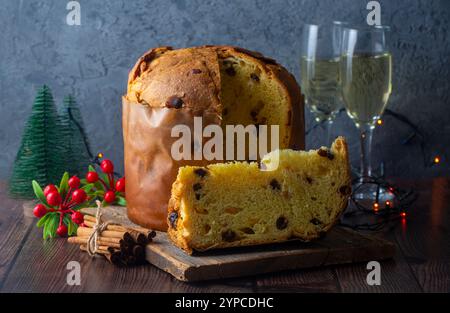 Panettone, un tipo italiano di pane dolce, con fettine di gocce di cioccolato o lievitazione all'interno, solitamente preparato e gustato per Natale Foto Stock