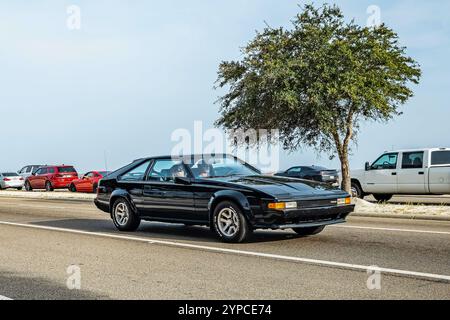 Gulfport, MS - 4 ottobre 2023: Vista ad angolo anteriore grandangolare di una Toyota Celica Supra Coupé del 1985 in una mostra automobilistica locale. Foto Stock