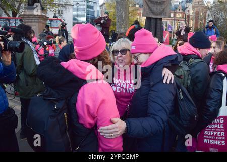 Londra, Regno Unito. 29 novembre 2024. I sostenitori del Dying Bill assistito si abbracciano a vicenda in Parliament Square dopo aver sentito la notizia. Gli MPS hanno votato a favore della possibilità di morte di malati terminali. Credito: SOPA Images Limited/Alamy Live News Foto Stock