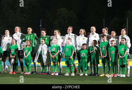 Le giocatrici dell'Irlanda del Nord cantano l'inno nazionale prima della prima tappa della partita di qualificazione UEFA Euro 2025 femminile al secondo turno a Inver Park, Larne. Data foto: Venerdì 29 novembre 2024. Foto Stock