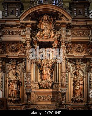 Dettagli di una scultura in legno della Vergine Maria con Gesù bambino, all'interno della Cattedrale dell'Incarnazione, Malaga, Spagna Foto Stock