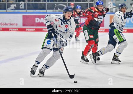 Augusta, Germania. 29 novembre 2024. AM Puck Joshua SAMANSKI (Straubing Tigers #8)/DEL: Augsburger Panther - Straubing Tigers, Curt Frenzel Stadion AM 29.11.2024 crediti: dpa/Alamy Live News Foto Stock