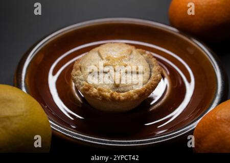 Torta mince con il simbolo della stella di natale su un piatto marrone vintage Foto Stock