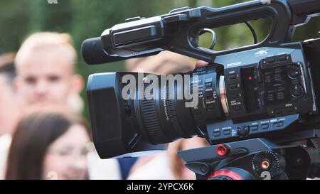 Cattura i momenti preziosi del primo giorno di scuola dei bambini con una videocamera professionale Foto Stock