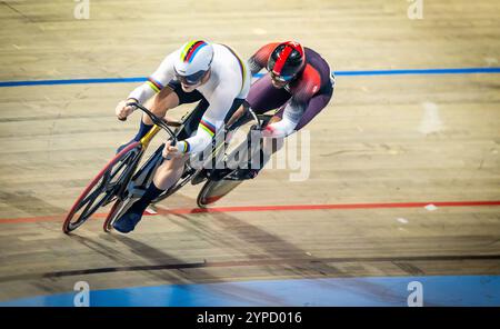 APELDOORN - Harry Lavreysen e Nicholas Paul (TRI) in azione durante lo sprint finale alla UCI Track Champions League di Omnisport. È la seconda gara di ciclismo su pista di una serie di cinque. ANP IRIS VAN DEN BROEK netherlands Out - belgio Out crediti: ANP/Alamy Live News Foto Stock