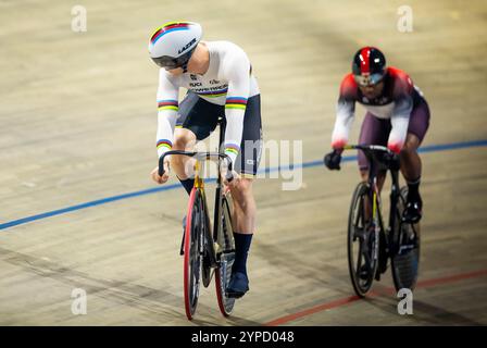 APELDOORN - Harry Lavreysen e Nicholas Paul (TRI) in azione durante lo sprint finale alla UCI Track Champions League di Omnisport. È la seconda gara di ciclismo su pista di una serie di cinque. ANP IRIS VAN DEN BROEK netherlands Out - belgio Out crediti: ANP/Alamy Live News Foto Stock