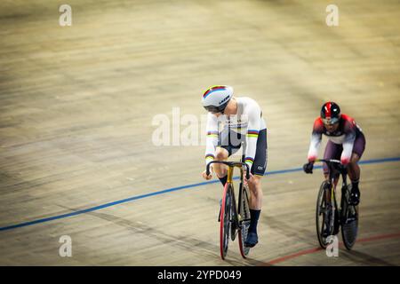 APELDOORN - Harry Lavreysen e Nicholas Paul (TRI) in azione durante lo sprint finale alla UCI Track Champions League di Omnisport. È la seconda gara di ciclismo su pista di una serie di cinque. ANP IRIS VAN DEN BROEK netherlands Out - belgio Out crediti: ANP/Alamy Live News Foto Stock