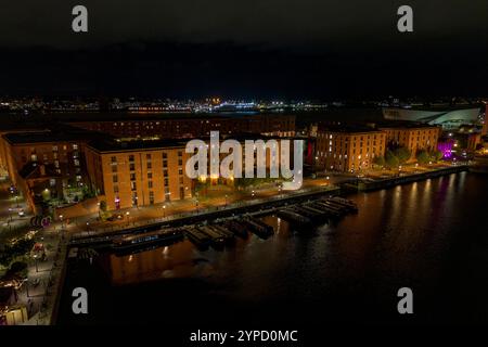 Vista aerea notturna del Royal Albert Dock, Liverpool, Inghilterra. Foto Stock