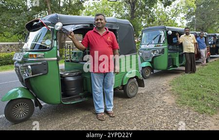 Uomini dello Sri Lanka con i loro tuk tuk, Kataragama, provincia di uva, Sri Lanka, Asia Foto Stock