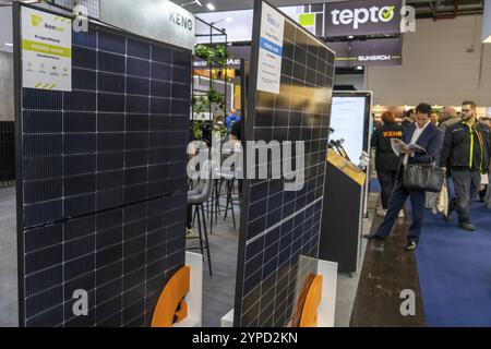 Solar Solutions Duesseldorf, oltre 250 espositori internazionali presentano prodotti e servizi dell'industria solare, dello stoccaggio intelligente, dell'EV cha Foto Stock