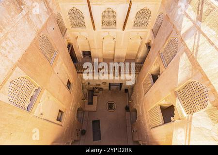 Cortile interno della fortezza del palazzo Jabrin, vista dall'alto, Jabrin, vicino alla città di Bahla, penisola arabica, Sultanato dell'Oman Foto Stock