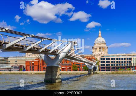 Londra, Regno Unito. Cattedrale anglicana di St Paul e Millennium Bridge sul Tamigi. Foto Stock