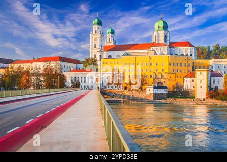 Passau, Germania. Paesaggio urbano della città vecchia con la Basilica di Santo Stefano e Marienbrucke che attraversano le acque del fiume Inn. Foto Stock
