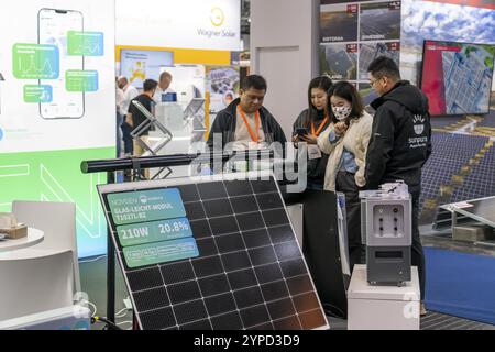 Solar Solutions Duesseldorf, oltre 250 espositori internazionali presentano prodotti e servizi dell'industria solare, dello stoccaggio intelligente, dell'EV cha Foto Stock