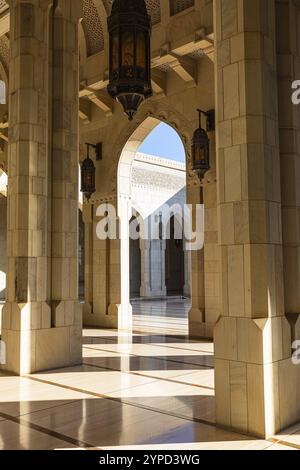 Arcate nella Moschea del Sultano Qaboos, Mascate, Penisola Araba, Sultanato dell'Oman Foto Stock