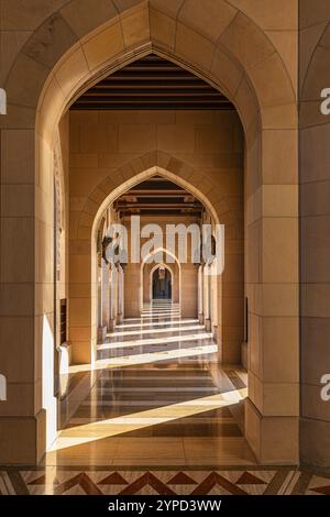 Sala giochi illuminata dal sole della Moschea del Sultano Qaboos, Mascate, Penisola Araba, Sultanato dell'Oman Foto Stock