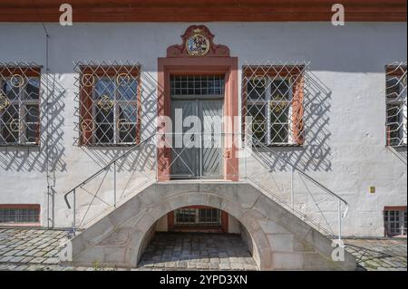 Portale d'ingresso dell'ex ala della cancelleria e sala banchetti della residenza ducale, poi ufficio affitto, ora ufficio fiscale, Spitalwinkel 3, Hiltpolts Foto Stock