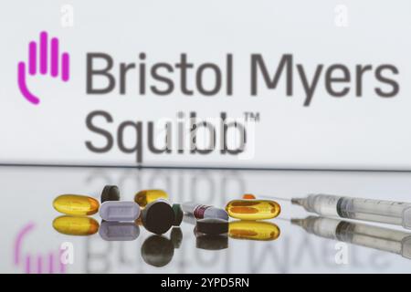 27 maggio 2024, Brasile. In questa illustrazione fotografica, il logo Bristol-Myers Squibb (BMS) viene visualizzato sullo schermo sullo sfondo con pillole e medicali Foto Stock