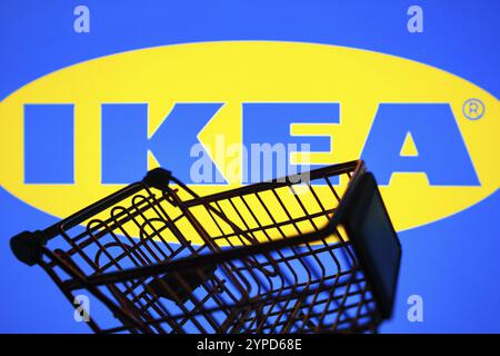 5 aprile 2024, Brasile. In questa immagine, il logo IKEA visualizzato su uno smartphone insieme a un carrello Foto Stock