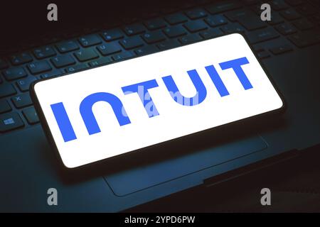 22 gennaio 2024, Brasile. In questa immagine, il logo Intuit Inc. Viene visualizzato sullo schermo di uno smartphone Foto Stock