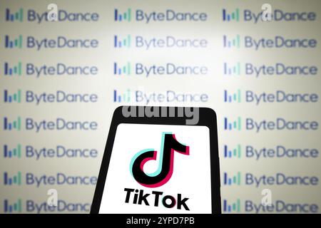 14 marzo 2024, Brasile. In questa immagine, il logo TikTok viene visualizzato sullo schermo di uno smartphone con il logo ByteDance sullo sfondo Foto Stock