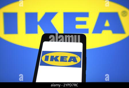 5 aprile 2024, Brasile. In questa immagine, il logo IKEA viene visualizzato sullo schermo di uno smartphone e sullo sfondo Foto Stock