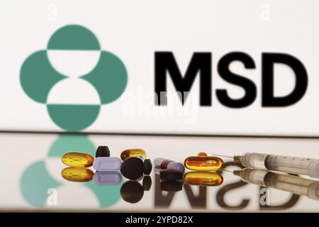 27 maggio 2024, Brasile. In questa illustrazione fotografica, il logo Merck & Co., Inc. (MSD) viene visualizzato sullo schermo sullo sfondo con pillole e bot medico Foto Stock