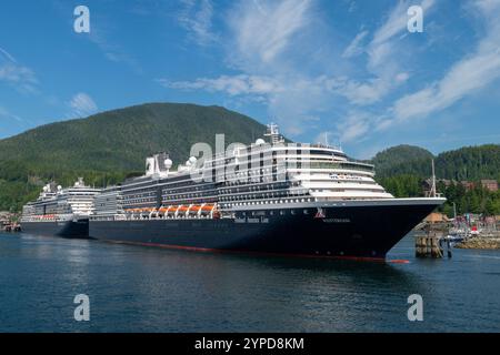 USA, Alaska sud-orientale, Ketchikan. Due navi della Holland America, inclusa la Westerdam, attraccarono a Ketchikan. Foto Stock